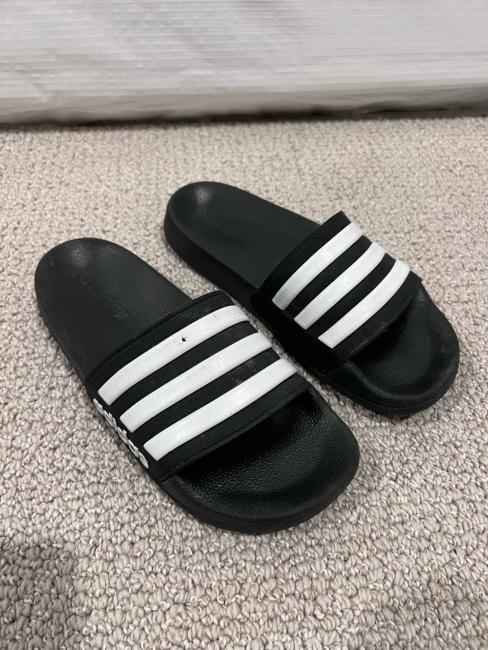 adidas Kids Black White Striped Logo Slide Sandals Comfort Kids size 4,